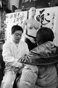 沈阳33岁男催乳师工作10年工作时避开产妇丈夫