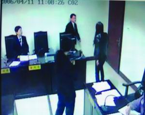 女子因美容诉讼案被驳回法庭上攻击法官