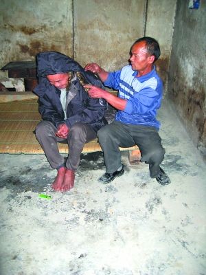 村民照顾痴呆兄弟18年获热心企业捐赠