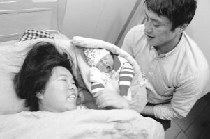 35岁瘫痪女子为回报丈夫冒死生子