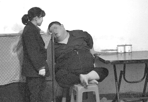 男子体重250斤一年不曾下楼