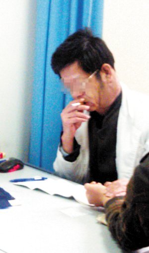 天津一医生右手夹烟左手搭脉看病遭质疑