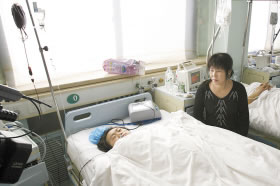 女孩坠下7楼重伤 不堪高额医疗费拔掉输液管