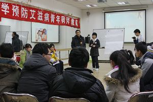 首都九所高校红十字会青年志愿者在我校接受“同伴教育”培训