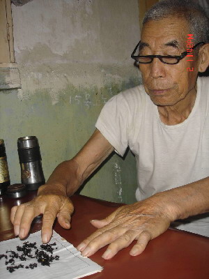 老翁为治疗关节炎四年生吃蚂蚁图
