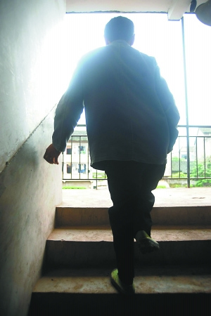 患病偏瘫老师教书32年6次高考上线被拒