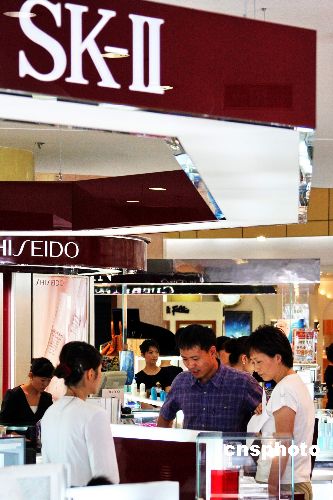 商场化妆品一支口红多人试用存卫生隐患
