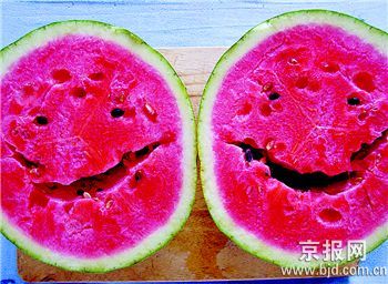 大西瓜切开后裂纹图案像笑脸