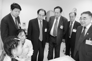 代表委员调研中医儿童医院