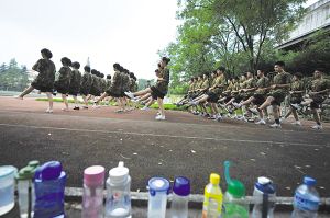 中学军训40多人倒下10多个 平时养尊处优缺历练