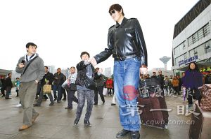 亚洲第一巨人山东小伙身高2.38米
