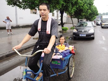 患病母亲对汽油敏感 儿子骑车50公里送其治病