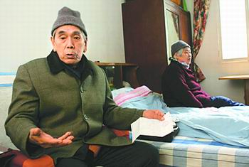 患肺癌老人公交车上苦苦哀求无人让座