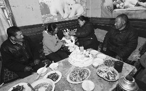 女环卫工为养弃婴许诺终身不嫁