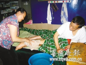 瘫痪男子自学成医趴在床上行医22年