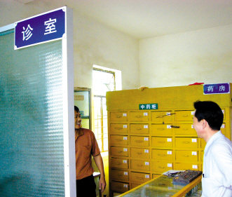 一家农村药店的“俯卧撑”