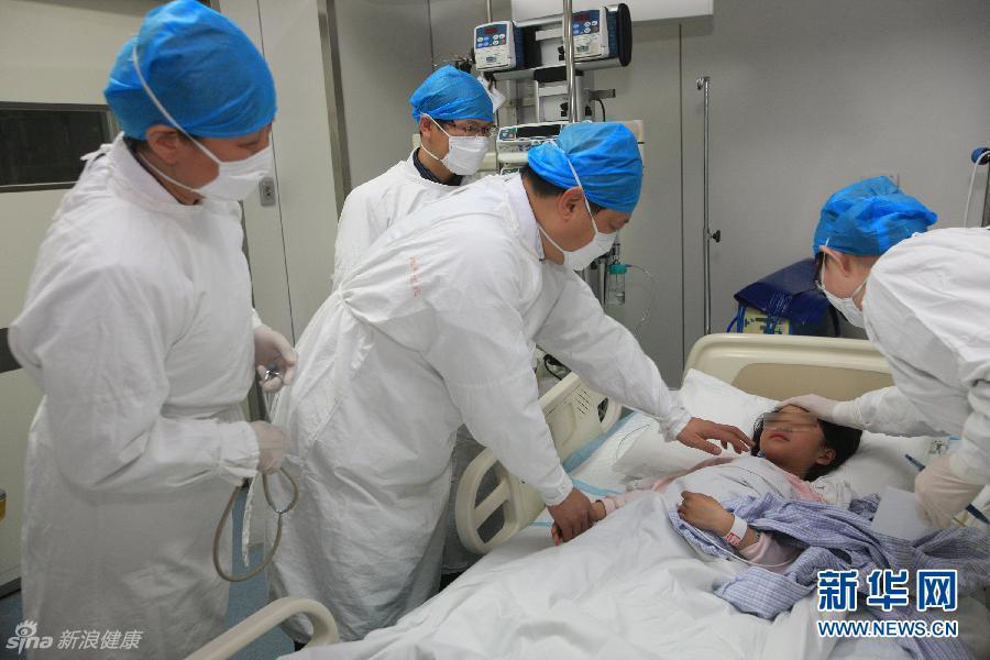 9.京人感染H7N9禽流感专家组成员为患者治疗