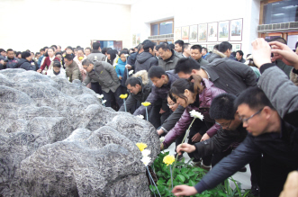山东菏泽步长毛泽东像章珍藏馆举办毛泽东诞辰纪念活动