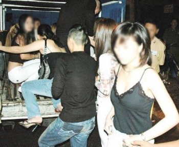 实拍各地警方扫黄现场