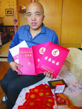 南京一工人14年献血15万毫升 等同37人血液总量