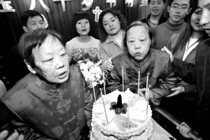 孪生姐妹过80大寿 亲友现场认错人