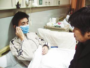 父亲挖煤受伤拄拐捐肾救子