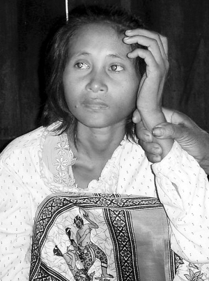 柬埔寨女野人过不惯尘世生活逃回丛林