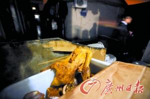 黑作坊揭秘：死鹅“变”烧鹅 臭卤水盆泡猪头皮