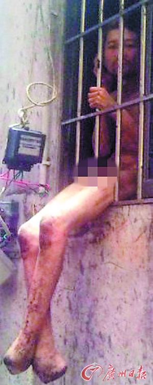 男子被锁屋半年裸体吵闹 家人称其精神有问题