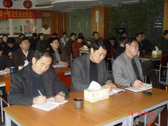 省食品药品监管局组织党员收看《先进典型事迹报告会》电视专题片并开展座谈讨论拉开保持共产党员先进性教育活动帷幕