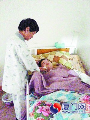 男孩掰手腕昏倒8年未醒 家里花光积蓄治疗