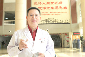 愿将人病犹己病，救得他生是我生--记厦门市中医院院长陈进春