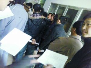 地下贩血网络调查：血头组织学生等卖血抽成