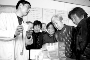 “爱心课堂”教老人用药