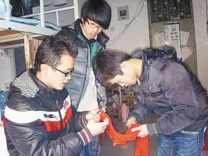 大学男生为戒网瘾为女友织围巾