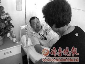 乘客在公交车上劝架被咬掉嘴唇