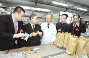 代表委员调研小包装饮片