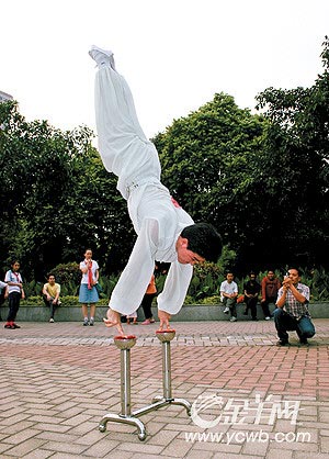 男子20年练成二指禅绝技