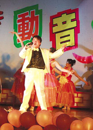 大学生开感恩演唱会为母筹钱治病