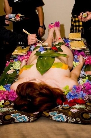探秘日本女体盛：处女才能激发食欲