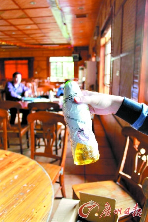 厨师称餐馆用扫地水炼油炒菜 列危险和安全菜单