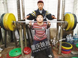 9岁男孩天生神力 能举起120公斤杠铃