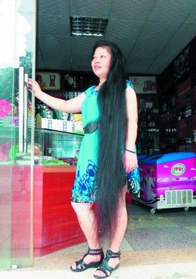女子1.6米长头发蓄16年称有打理诀窍