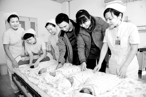 济宁医学院附属医院欢送五胞胎出院