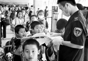 深圳为深港两地走读学生设专用通道