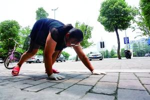 女老板每晚地上来回爬行半小时 10天减肥8斤