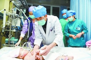 千名爱心妈妈捐助接力 车祸女童乘包机进京救治