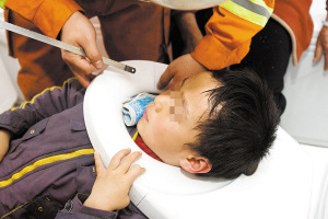 5岁小孩滑进座便器脑袋被卡