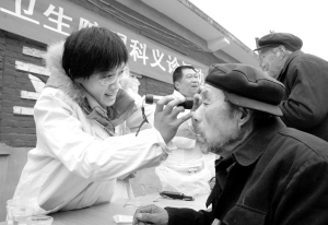 寒冬情暖老人心