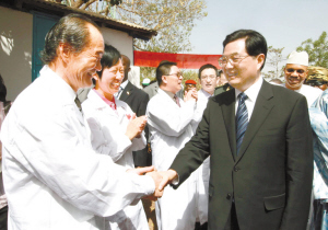 “你们是友好使者”——胡锦涛主席看望中国援马里医疗队队员